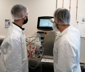 Deux apprenants utilisent un Bioréacteur au sein du Bio³ Institute.