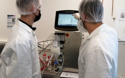 Deux apprenants utilisent un Bioréacteur au sein du Bio³ Institute.