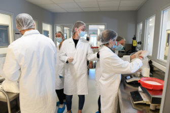 Grâce à la formation TSPCI, vous pourrez, vous aussi, apprendre à fabriquer des médicaments ! (©Dev’up Centre-Val de Loire – Philippe Montigny)