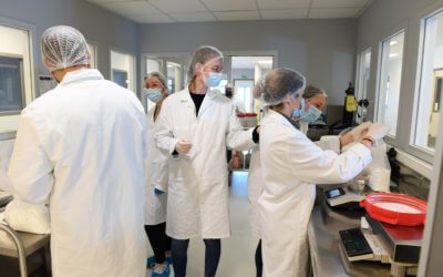 Grâce à la formation TSPCI, vous pourrez, vous aussi, apprendre à fabriquer des médicaments ! (©Dev’up Centre-Val de Loire – Philippe Montigny)