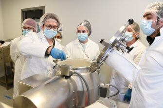Formez-vous aux métiers de production de l’industrie cosmétique grâce au cursus TSPCI du Groupe IMT. (©Dev’up Centre-Val de Loire – Philippe Montigny)