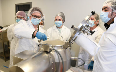 Formez-vous aux métiers de production de l’industrie cosmétique grâce au cursus TSPCI du Groupe IMT. (©Dev’up Centre-Val de Loire – Philippe Montigny)