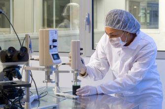 Découvrez le métier de technicien de laboratoire avec le BTS Bioanalyses et Contrôles du Groupe IMT. (©Marc Jauneaud)