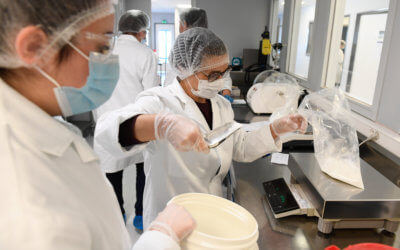 Avez-vous pensé aux formations du Groupe IMT ? Découvrez le secteur de l’industrie pharmaceutique ! (©Dev’up Centre-Val de Loire, Philippe Montigny)