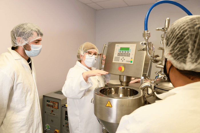 Les jeunes et les entreprises pharmaceutiques.