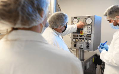 Trois étudiants observent une machine utilisée dans le secteur pharmaceutique. (©Dev’up Centre-Val de Loire – Philippe Montigny)